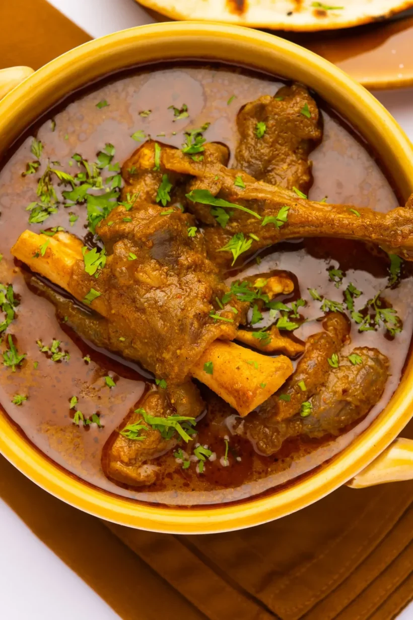 indian-style-mutton-gosht-masala-indian-lamb-meat-rogan-josh-served-with-naan (1)